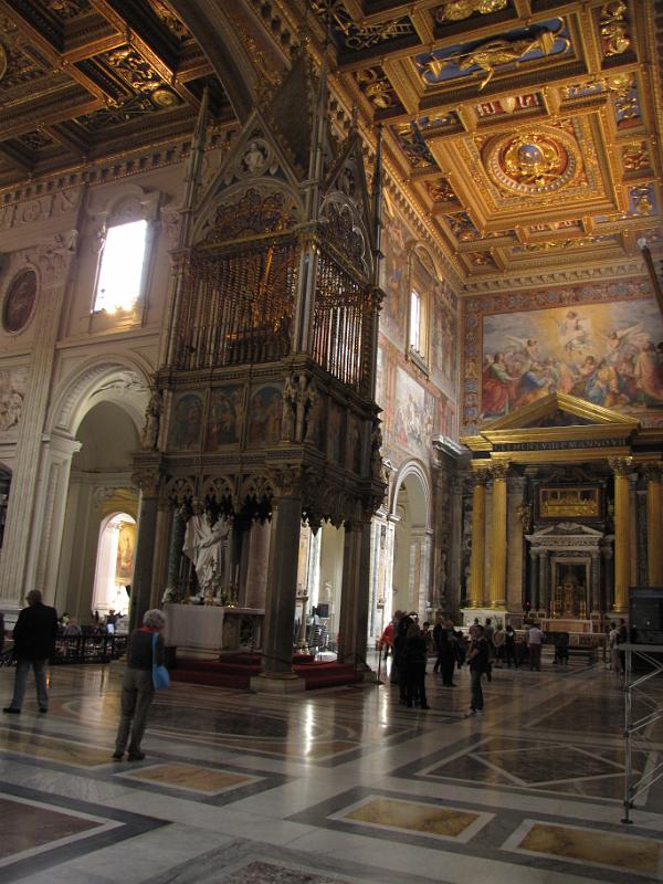 ciborium_san giovanni in laterano.jpg - Het pauselijk altaar met baldakijn.